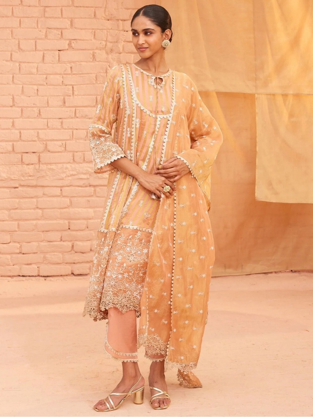 Banarsi shimmer high quality tissue pakistani Kurta set. 4 pcs. bust 23